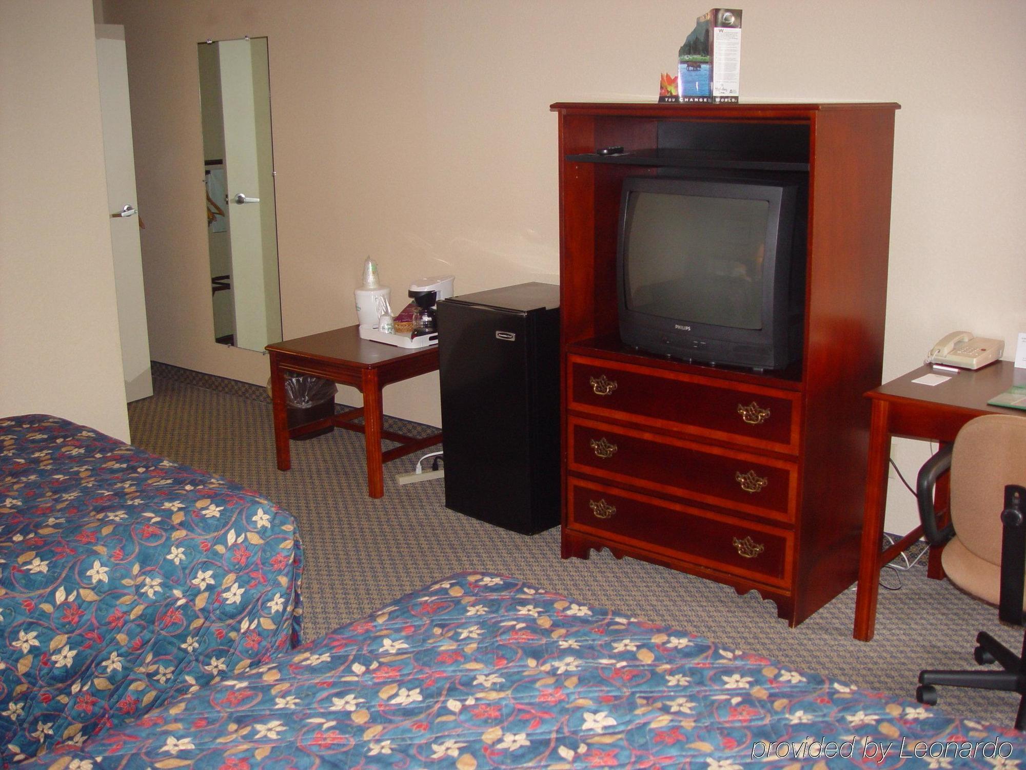 Mayfair Inn Williamston Room photo