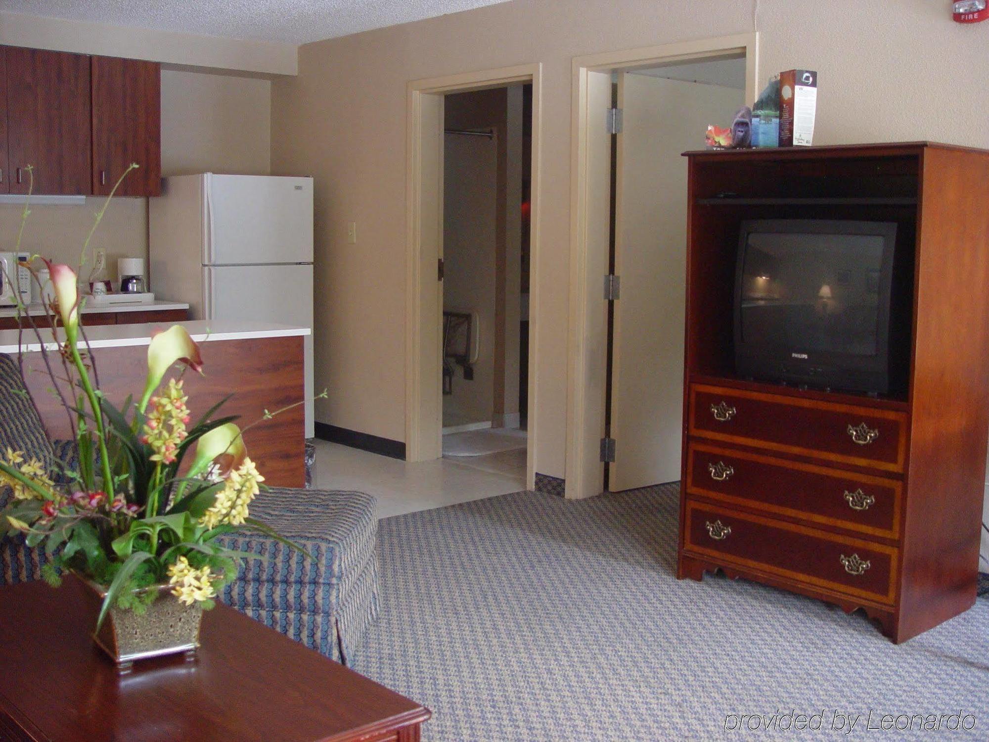 Mayfair Inn Williamston Room photo